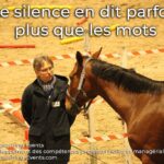 Un cheval et un participant en interaction lors d'un séminaire d'equicoaching, révélant la puissance de la communication non verbale