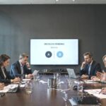 Equipe dirigeante en réunion avec décision en attente et absence de prise de décision.