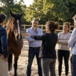 Équipe en situation de collaboration sous pression lors d’un exercice d’equicoaching révélant les dynamiques collectives et le leadership.